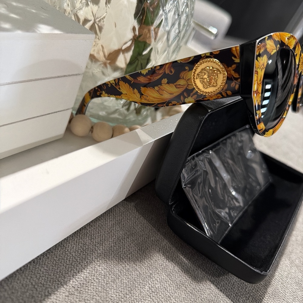 The sunglasses Versace VE4353 Tribute Barocco Print Sunglasses - Picture 3 of 4